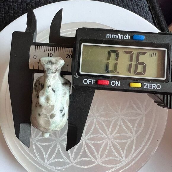 Star Wars R2-D2 Kiwi Jasper Crystal Carving - Picture 9 of 11